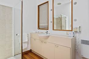 Riverfront Motel & Villas