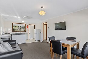 Riverfront Motel & Villas