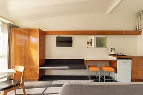 Riverfront Motel & Villas