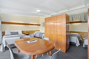 Riverfront Motel & Villas