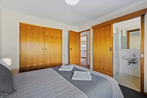 Riverfront Motel & Villas