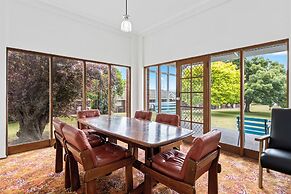 Riverfront Motel & Villas