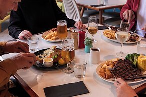 Riverfront Motel & Villas