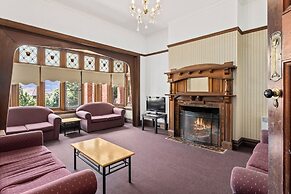 Riverfront Motel & Villas