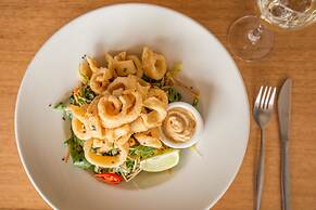 Riverfront Motel & Villas