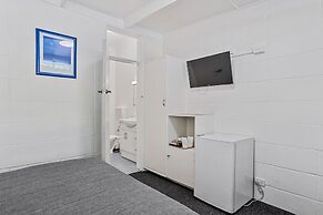 Riverfront Motel & Villas