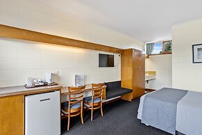 Riverfront Motel & Villas