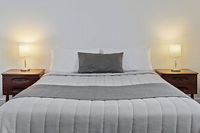 Riverfront Motel & Villas