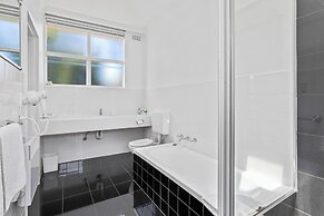 Riverfront Motel & Villas