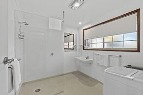 Riverfront Motel & Villas