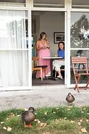 Riverfront Motel & Villas