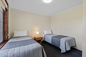 Riverfront Motel & Villas