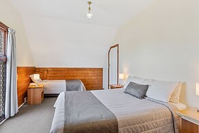 Riverfront Motel & Villas