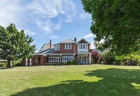 Riverfront Motel & Villas