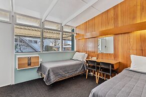 Riverfront Motel & Villas