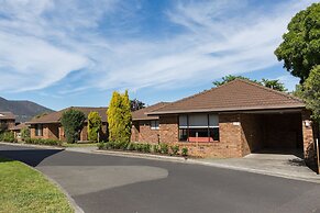 Riverfront Motel & Villas