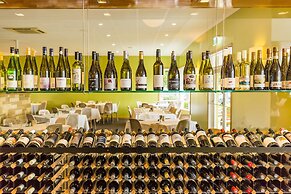 Riverfront Motel & Villas