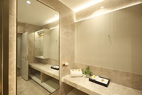 Marigold- Newly Renovated Hotel
