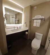 Super 8 by Wyndham Thompson