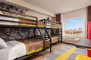 Super 8 by Wyndham Thompson