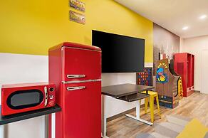 Super 8 by Wyndham Thompson