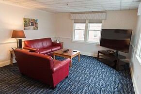 Capitol Plaza Hotel Montpelier Tapestry Collection by Hilton