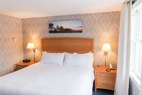 Capitol Plaza Hotel Montpelier Tapestry Collection by Hilton