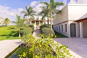 Las Verandas Hotel & Villas