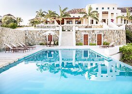 Las Verandas Hotel & Villas