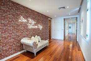 Benviar Tonson Residence