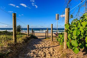 Grand Palais Boolarong Beachside Resort