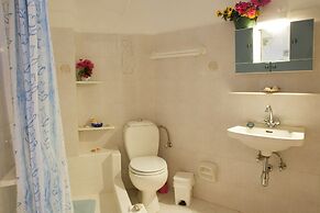 Dora's Studios and Apartments