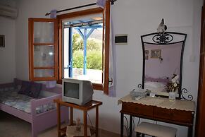 Dora's Studios and Apartments