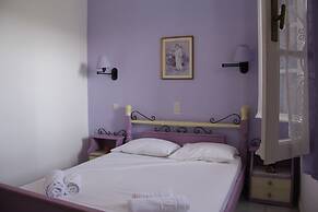 Dora's Studios and Apartments