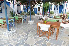 Dora's Studios and Apartments