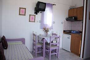 Dora's Studios and Apartments