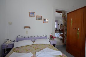 Dora's Studios and Apartments