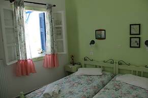 Dora's Studios and Apartments