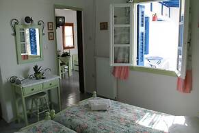 Dora's Studios and Apartments