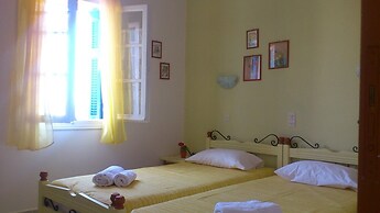 Dora's Studios and Apartments