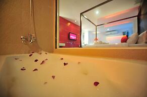 Alfresco Phuket Hotel