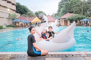 Sunlake Waterfront Resort and Convention