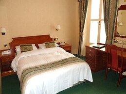 Three Queens Hotel