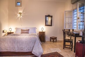 Heliophos Boutique Caves