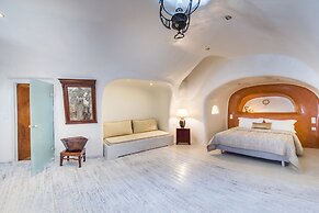 Heliophos Boutique Caves