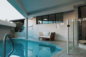 La Promenade Absolute Waterfront Apartments