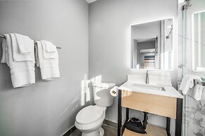 Pacific Inn & Suites