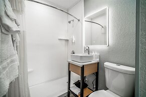 Pacific Inn & Suites