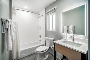 Pacific Inn & Suites