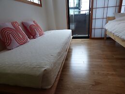 Guesthouse Hyakumanben Cross